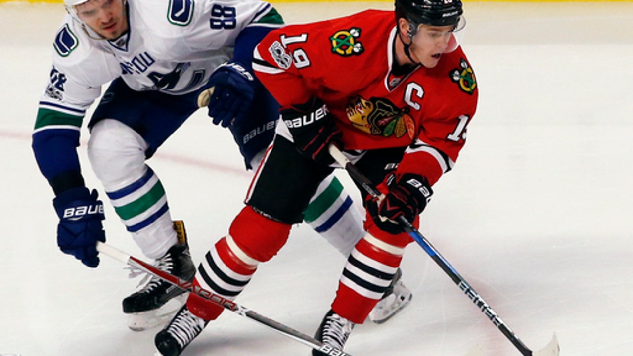 Toews' late goal leads Blackhawks past Canucks (Jan 22, 2017)